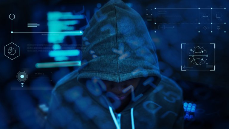 一名穿着夹克衫、头上罩着兜帽的男士低头观看蓝色背景的图表数据