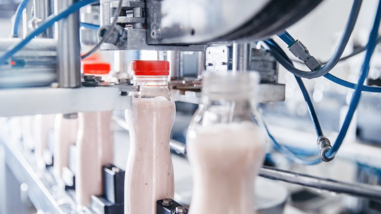 乳制品生产、自动输送线上的瓶装酸奶、牛奶灌装和包装过程。