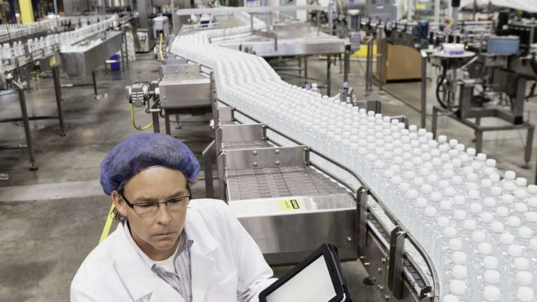 worker in a water bottle factory production