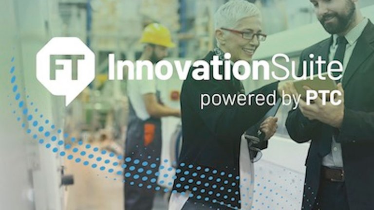 两名高管正在通过笔记本电脑查看由 PTC 软件支持的 InnovationSuite；后面是戴黄色安全帽的工厂工作人员