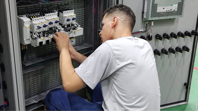 男工程师控制面板接线 个人防护装备